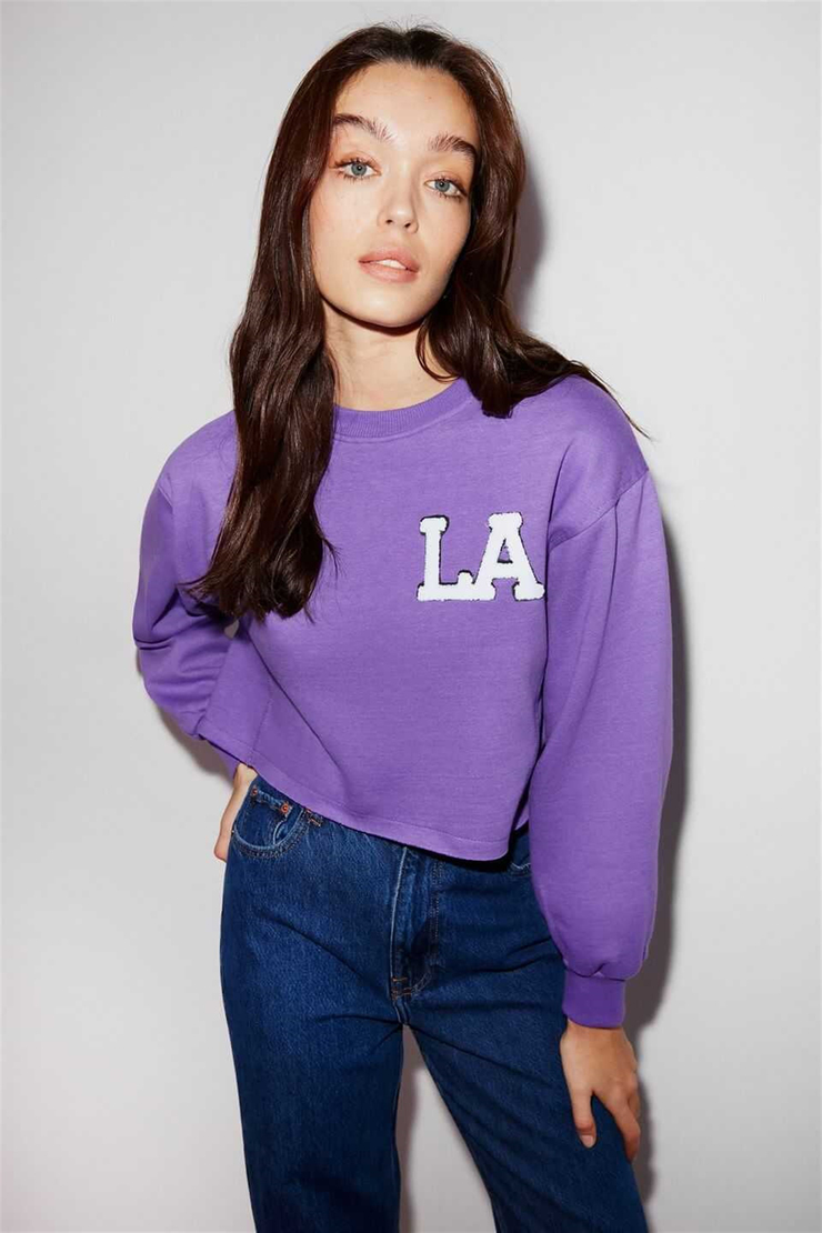 CLARA Kadın Mor Kolej Aplikeli Yuvarlak Yaka Crop Fit Sweatshirt
