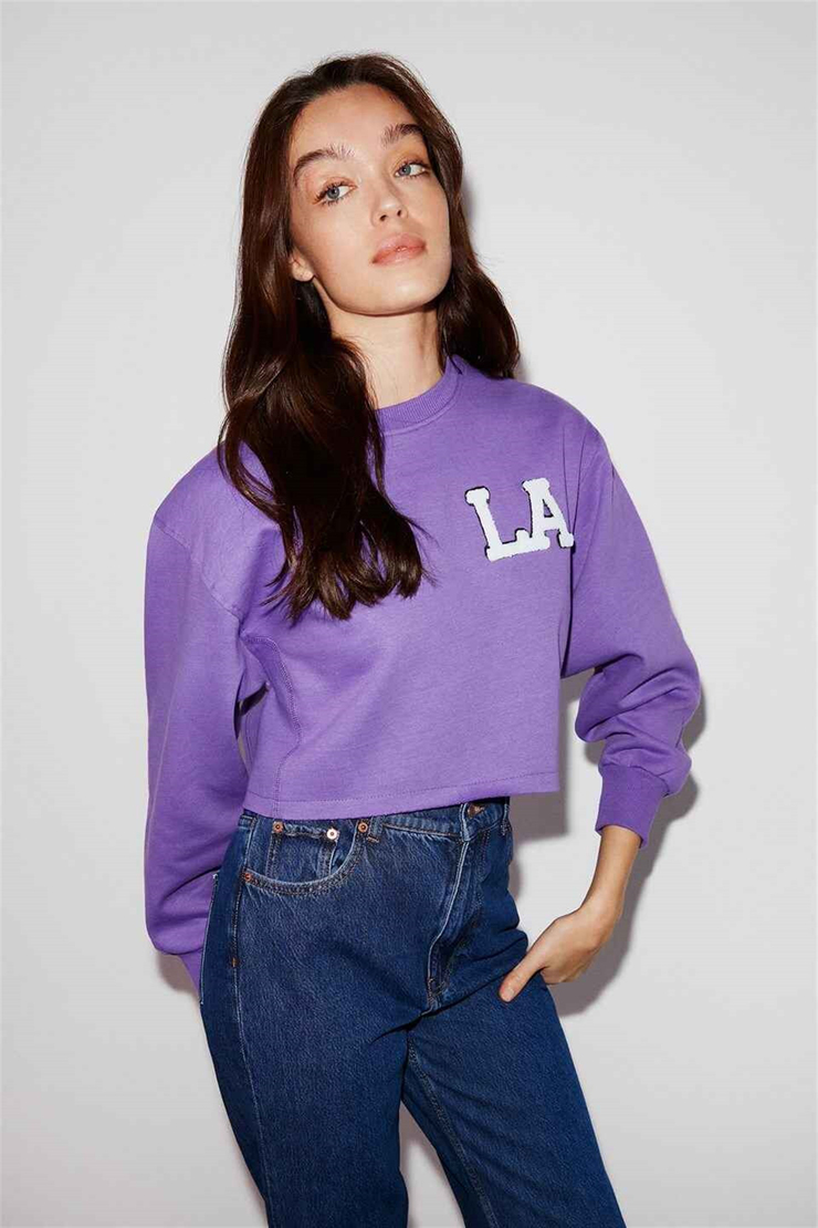 CLARA Kadın Mor Kolej Aplikeli Yuvarlak Yaka Crop Fit Sweatshirt