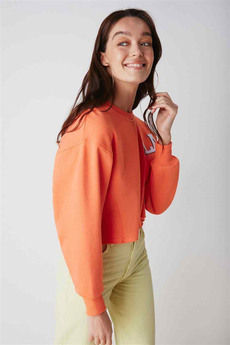 CLARA Kadın Turuncu Kolej Aplikeli Yuvarlak Yaka Crop Fit Sweatshirt
