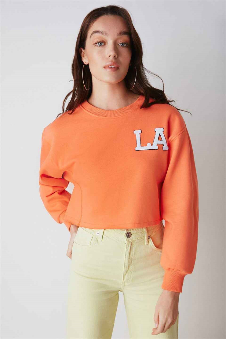 CLARA Kadın Turuncu Kolej Aplikeli Yuvarlak Yaka Crop Fit Sweatshirt