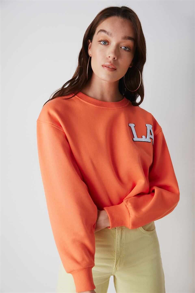 CLARA Kadın Turuncu Kolej Aplikeli Yuvarlak Yaka Crop Fit Sweatshirt