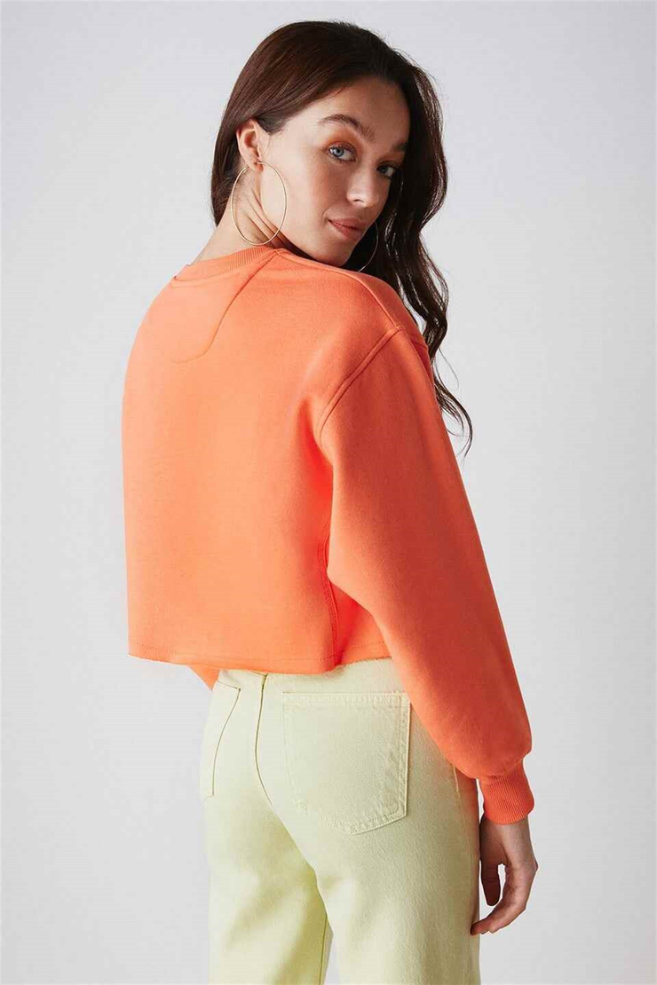 CLARA Kadın Turuncu Kolej Aplikeli Yuvarlak Yaka Crop Fit Sweatshirt