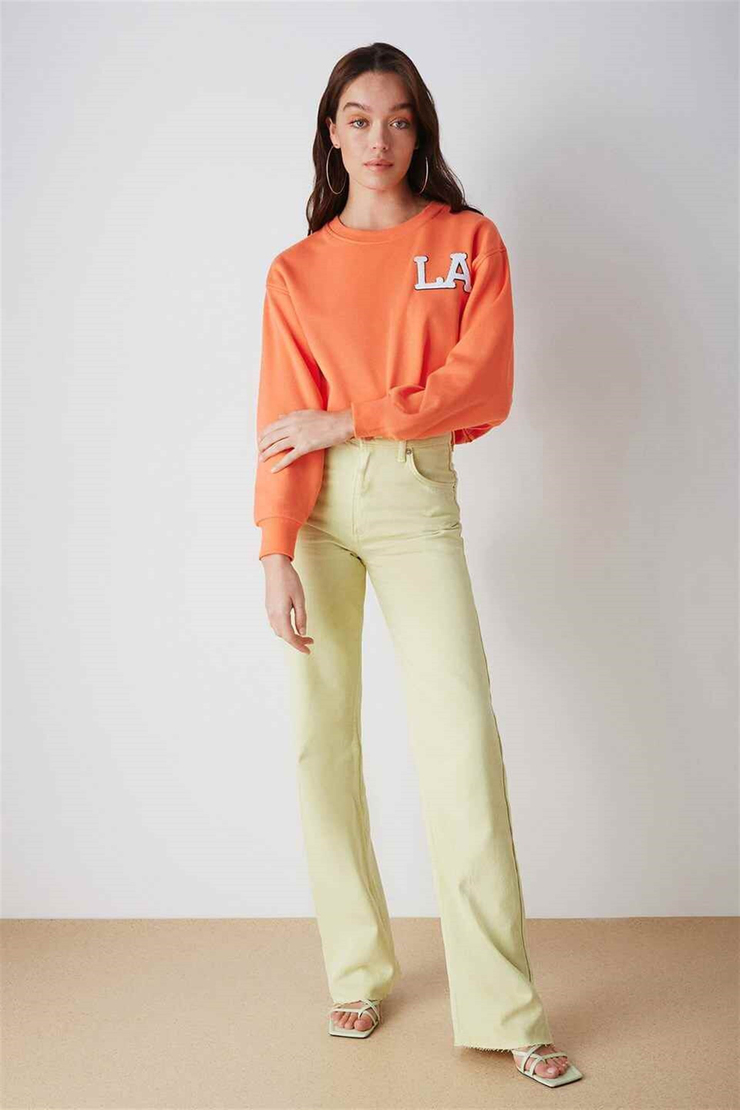 CLARA Kadın Turuncu Kolej Aplikeli Yuvarlak Yaka Crop Fit Sweatshirt