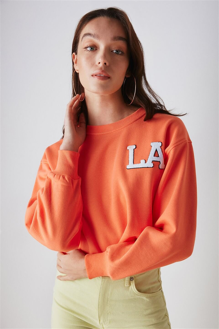 CLARA Kadın Turuncu Kolej Aplikeli Yuvarlak Yaka Crop Fit Sweatshirt