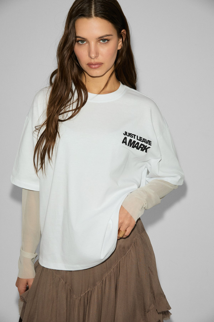 COLENYA Kadın Kolları Tül Kumaşlı Baskı Detaylı Regular Beyaz T-Shirt