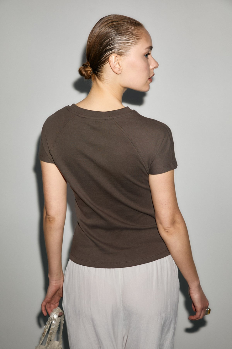 KATENA Kadın Yumuşak Ve Esnek Kumaşlı Yuvarlak Yakalı Düğme Detaylı Slim Fit Kahverengi T-Shirt