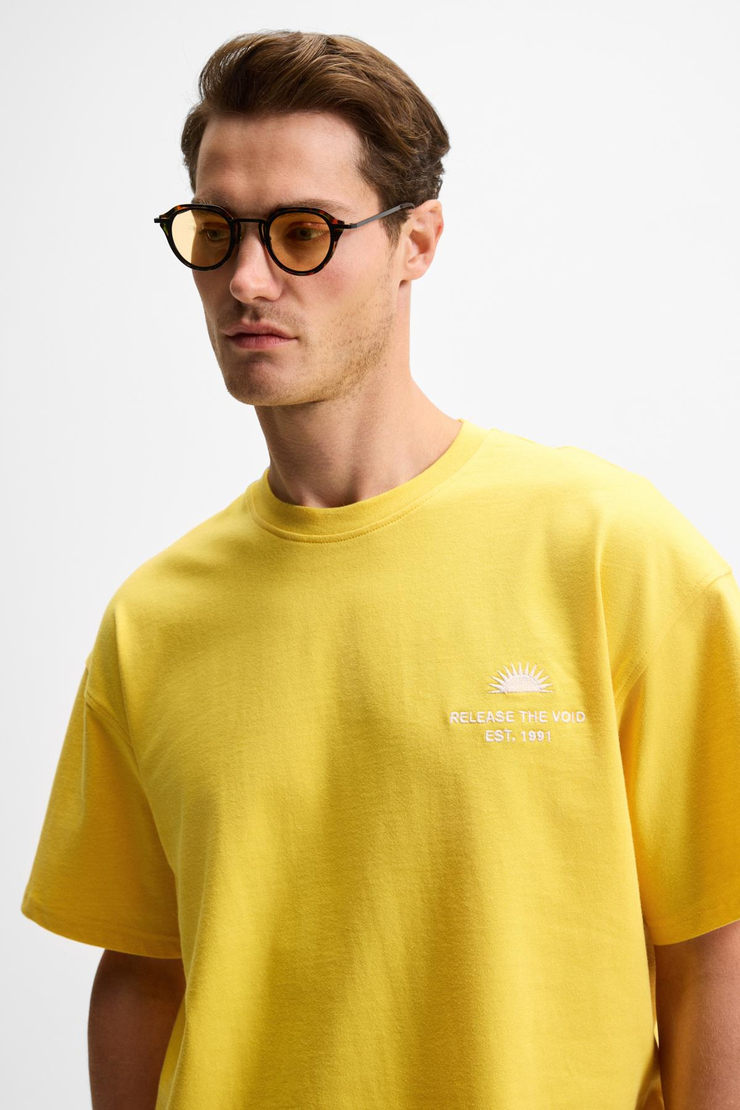 KHARY Erkek Nakış Detaylı %100 Organik Pamuk Oversize Bisiklet Yaka Sarı T-Shirt