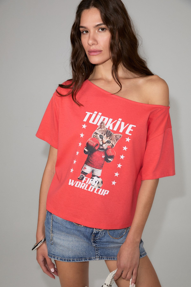 MANAIA Kadın %100 Organik Pmauklu Tek Omuzu Açık Dünya Kupasına Özel Baskılı Pembe T-Shirt