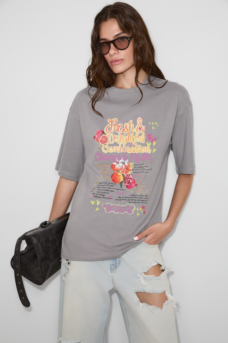 MILLIE Kadın %100 Organik Pamuklu Oversize Kalıp Bol Kesim Baskı ve Nakış Detaylı Gri T-Shirt