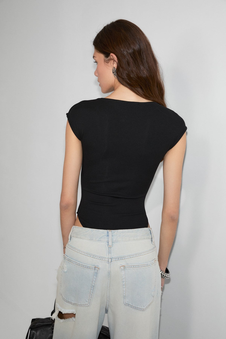 NINFA Kadın Yumuşak Ve Esnek Kumaşlı Oyuk Yakalı Çıtçıtlı Vucuda Oturan Siyah Body Suit