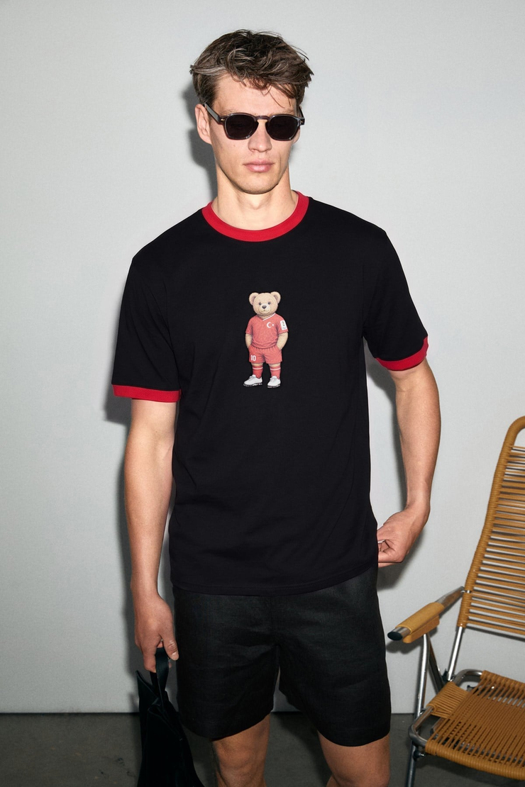 PAMIR Erkek %100 Organik Kumaşlı Kontrast Yakalı Dünya Kupasına Özel Baskı Detaylı Siyah T-Shirt