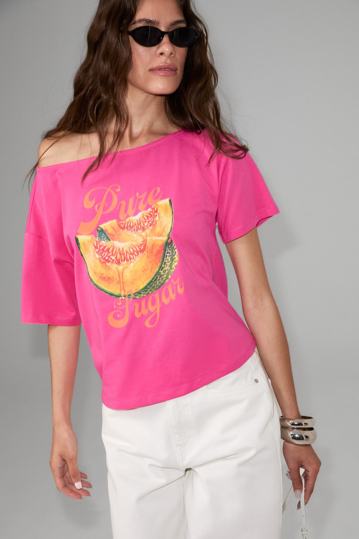 QALY Kadın Kayık Yaka Tek Omuz Kısa Kol Ön Ve Arka Baskı Detaylı Relaxed Pembe T-Shirt
