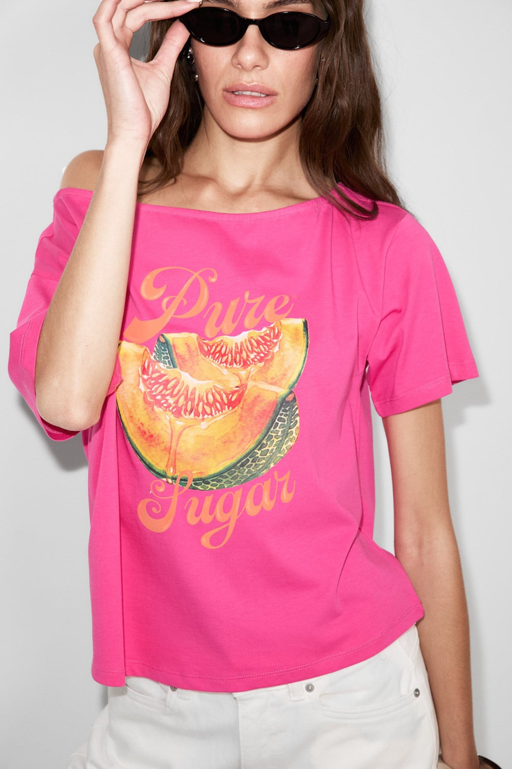 QALY Kadın Kayık Yaka Tek Omuz Kısa Kol Ön Ve Arka Baskı Detaylı Relaxed Pembe T-Shirt