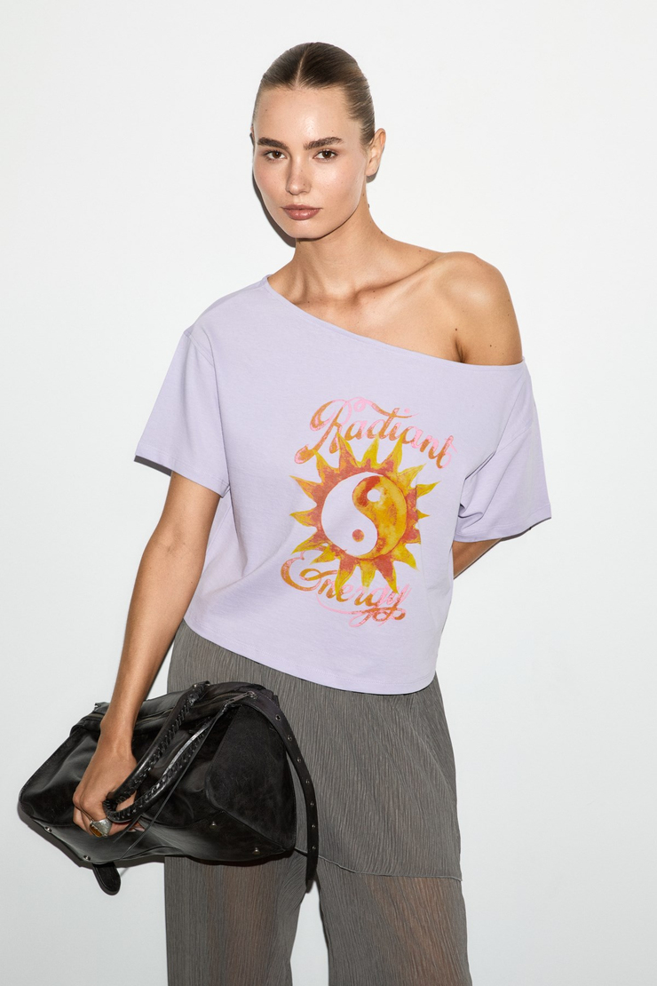 QALY Kadın Kayık Yaka Tek Omuz Kısa Kol Ön Ve Arka Baskı Detaylı Relaxed Lila T-Shirt