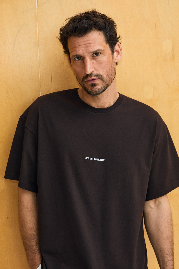 RIVER Erkek Oversize Fit Bol Kesim Nakış İşlemeli Basic Örme Kahverengi T-Shirt