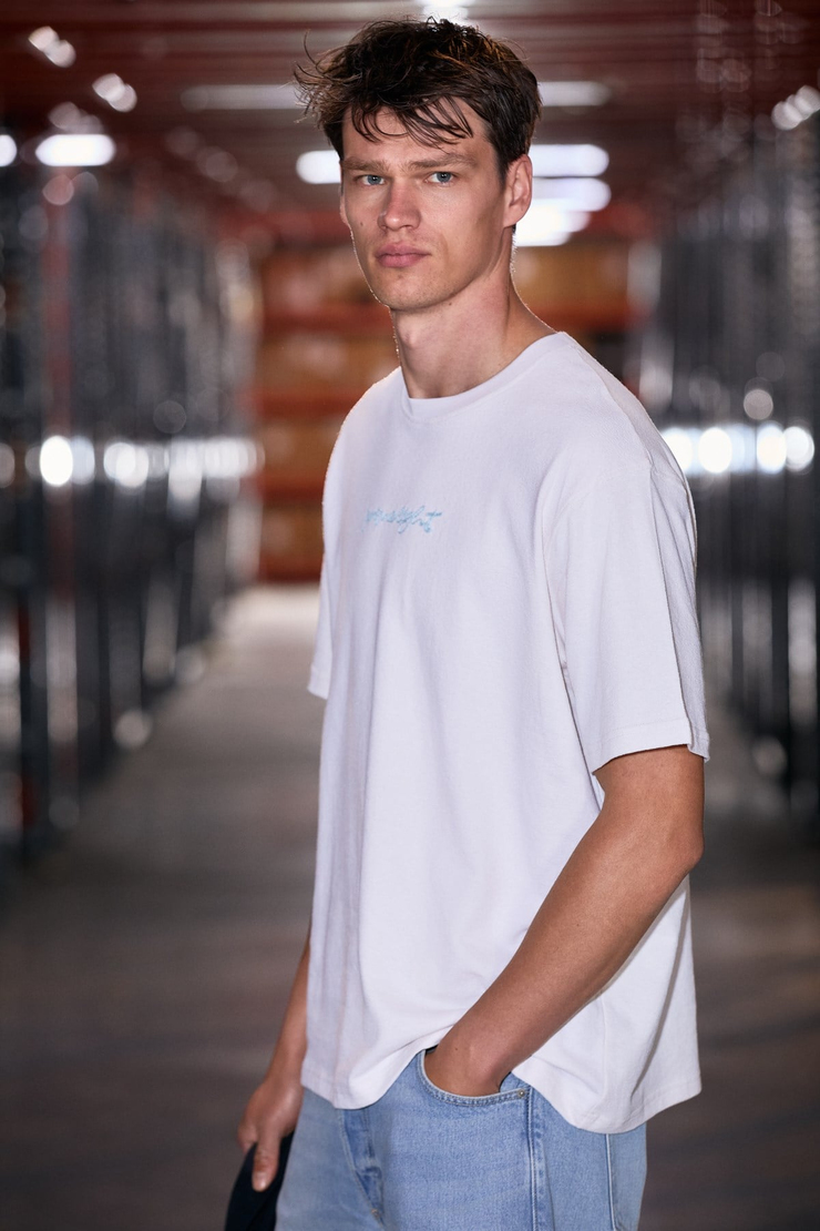 SAIMON Erkek %100 Organik Pamuklu Yuvarlak Yakalı Nakış Detaylı Regular Fit Ekru T-Shirt