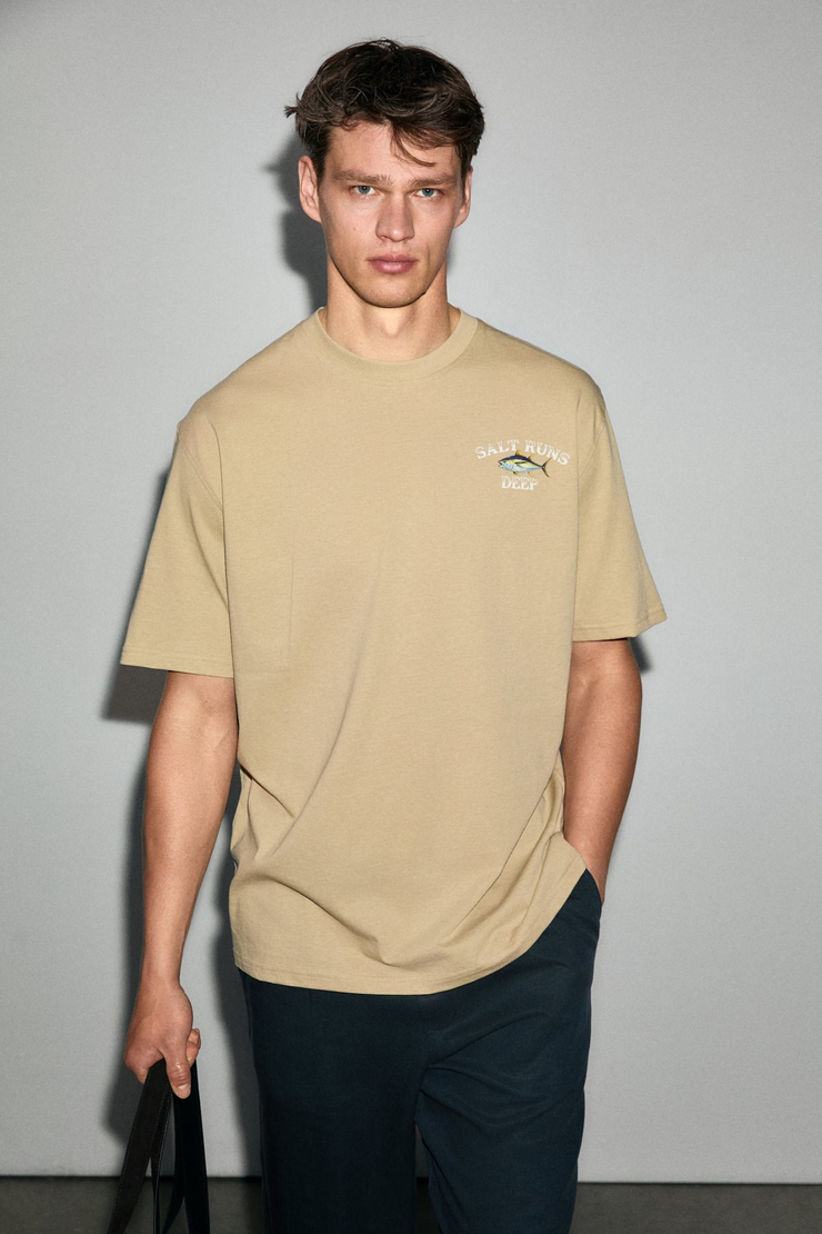 SALTY Erkek %100 Organik Pamuklu Yuvarlak Yakalı Baskı Detaylı Vizon T-Shirt