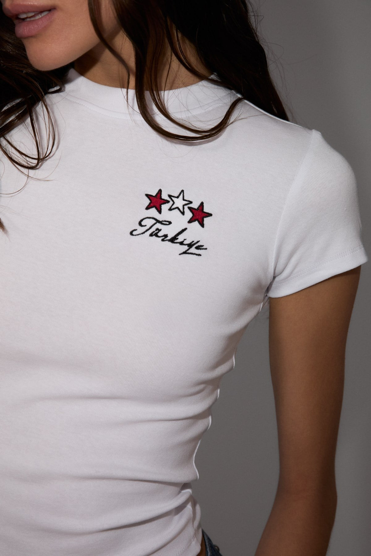 SELCEN Kadın Yumuşak Ve Esnek Kumaşlı Organik Pamuklu Dünya Kupasına Özel Nakışlı Beyaz T-Shirt