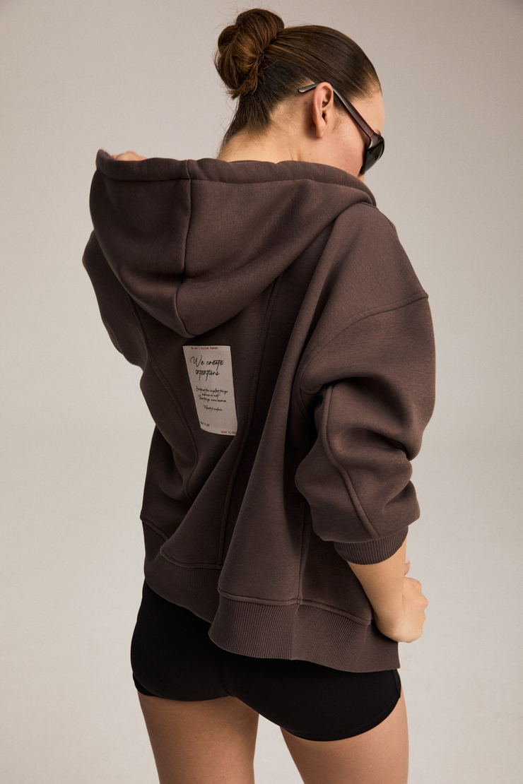 TORCE Kadın Önü Kesikli Metal Fermuarlı Kapüşonlu Etiket Detaylı Oversize Kahverengi Sweatshirt
