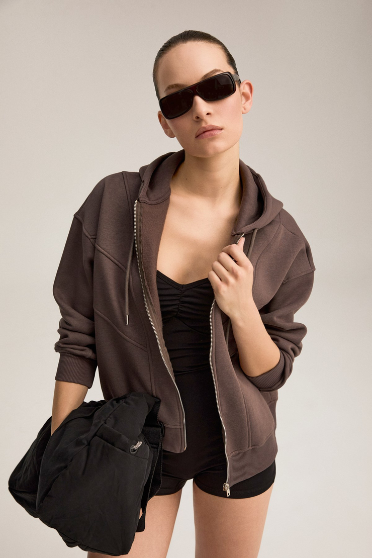 TORCE Kadın Önü Kesikli Metal Fermuarlı Kapüşonlu Etiket Detaylı Oversize Kahverengi Sweatshirt