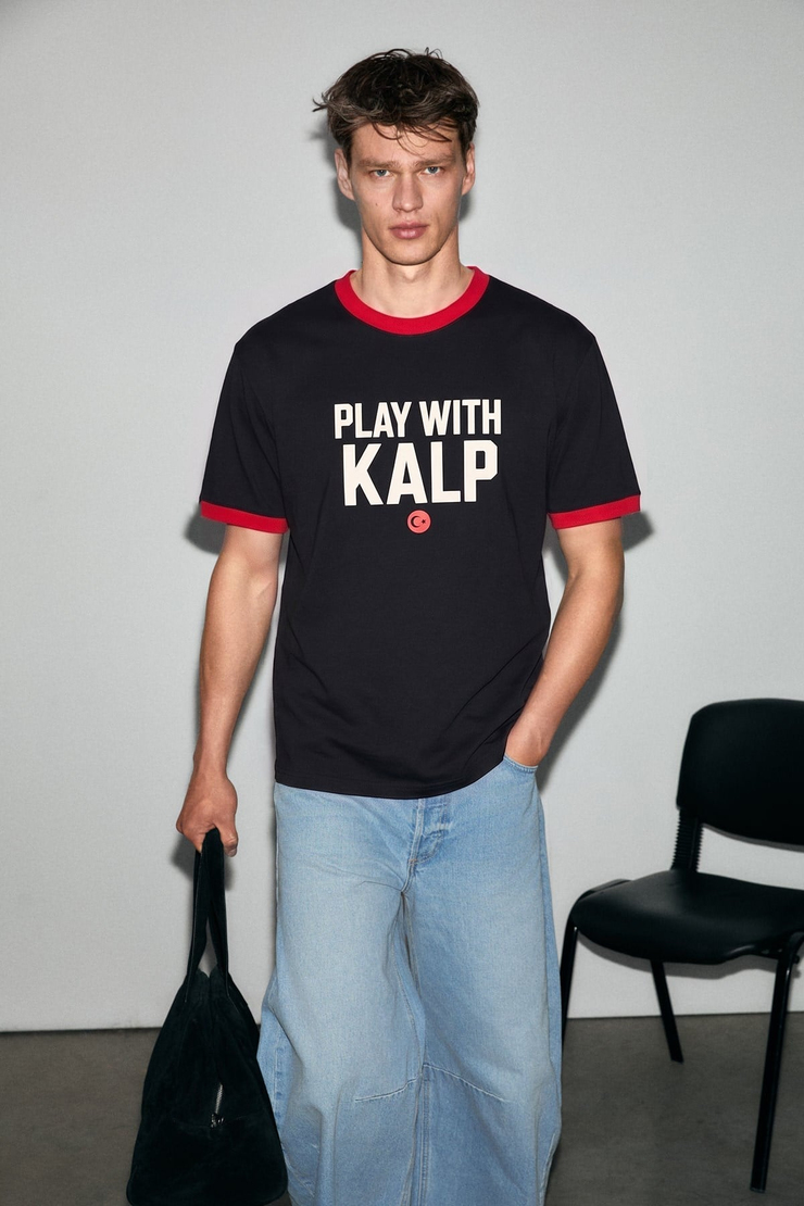 TULGEN Erkek %100 Organik Pamuklu Kontrast Yakalı Dünya Kupasına Özel Baskılı Siyah T-Shirt