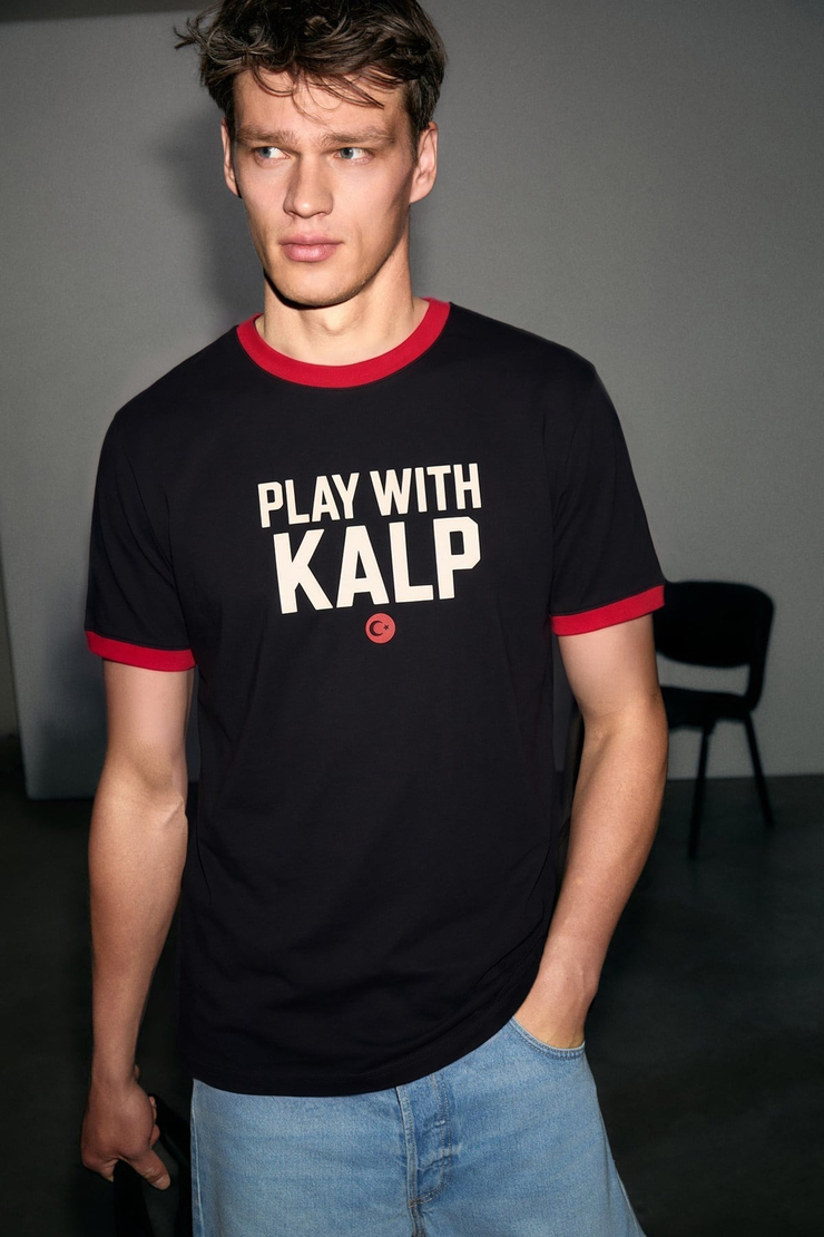 TULGEN Erkek %100 Organik Pamuklu Kontrast Yakalı Dünya Kupasına Özel Baskılı Siyah T-Shirt