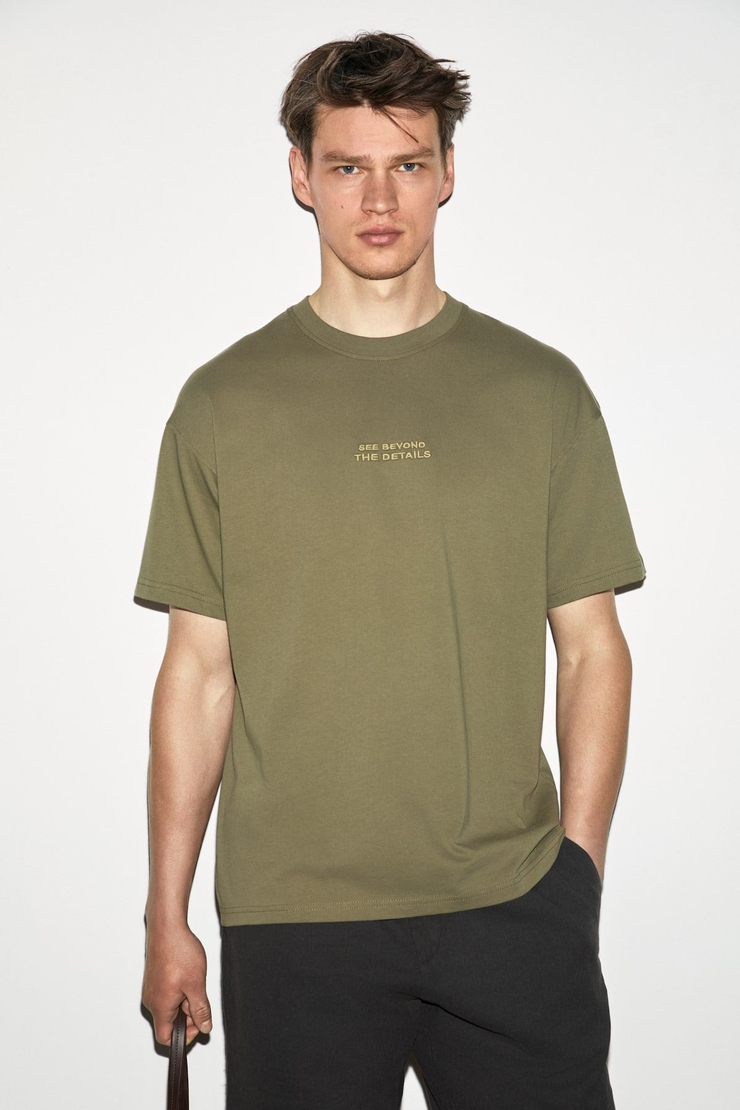VITO Erkek %100 Organik Pamuklu Nakış Yazı Detaylı Oversize Bol Kesim Kısa Kollu Koyu Haki T-Shirt