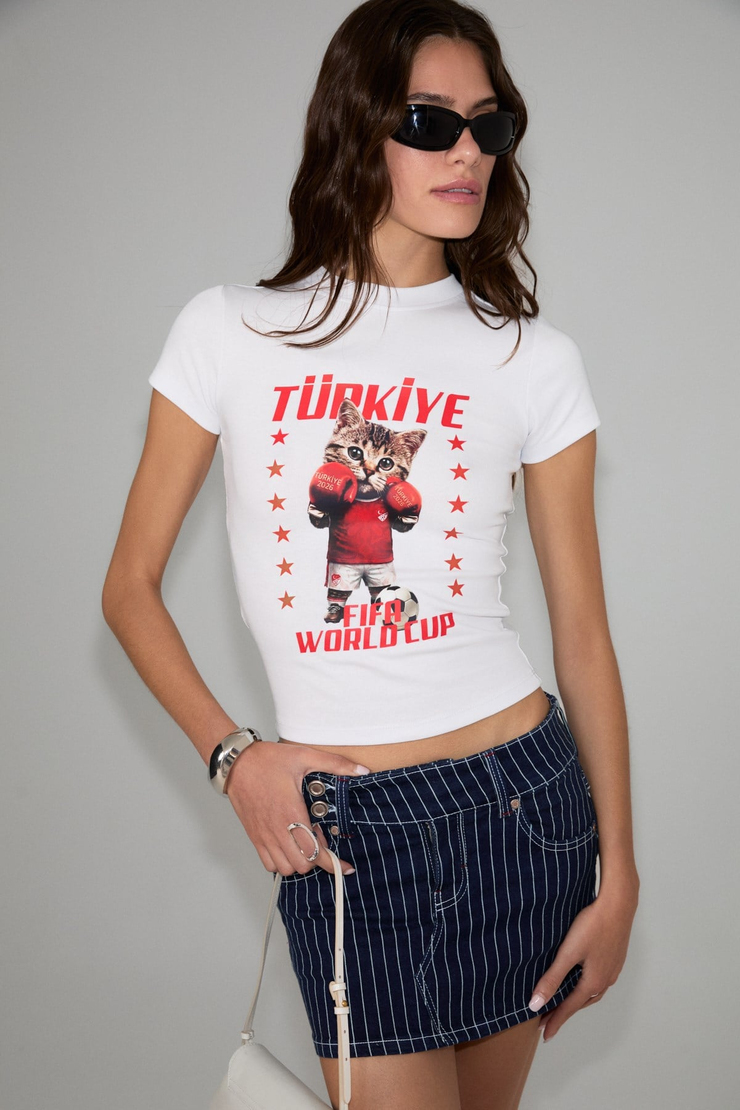 YULA Kadın Yumuşak Ve Esnek Kumaşlı Organik Pamuklu Dünya Kupasına Özel Baskılı Beyaz T-Shirt