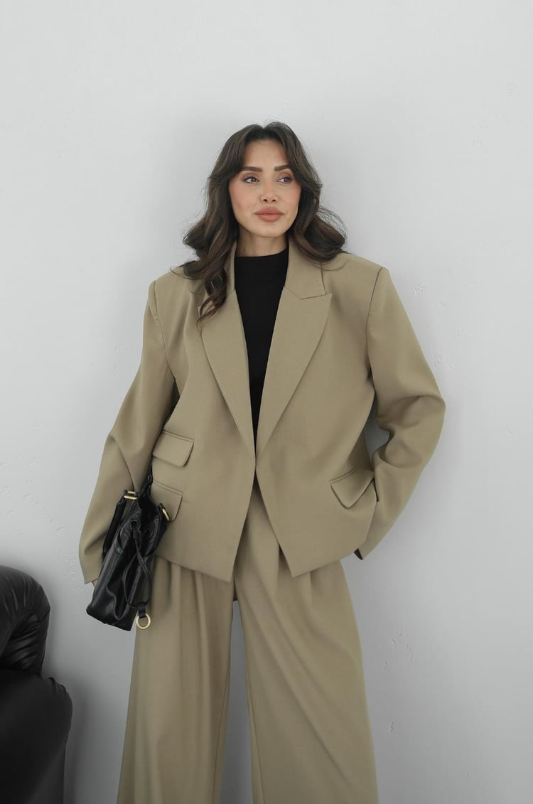 Bej Cep Detaylı Kısa Blazer Ceket