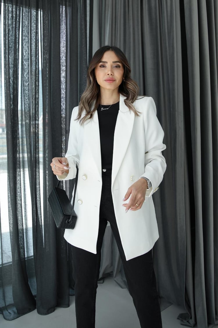 Beyaz Dört Düğmeli Blazer Ceket
