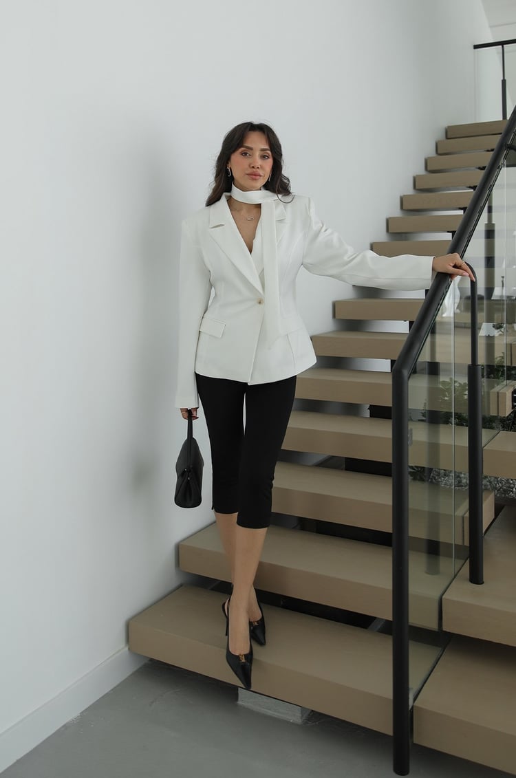 Ekru Bele Oturan Kuşak Detaylı Blazer Ceket