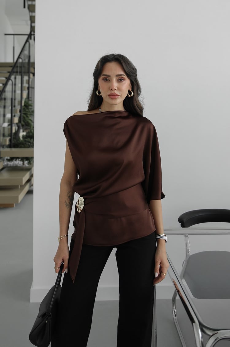 Kahverengi Broş Detaylı Saten Bluz