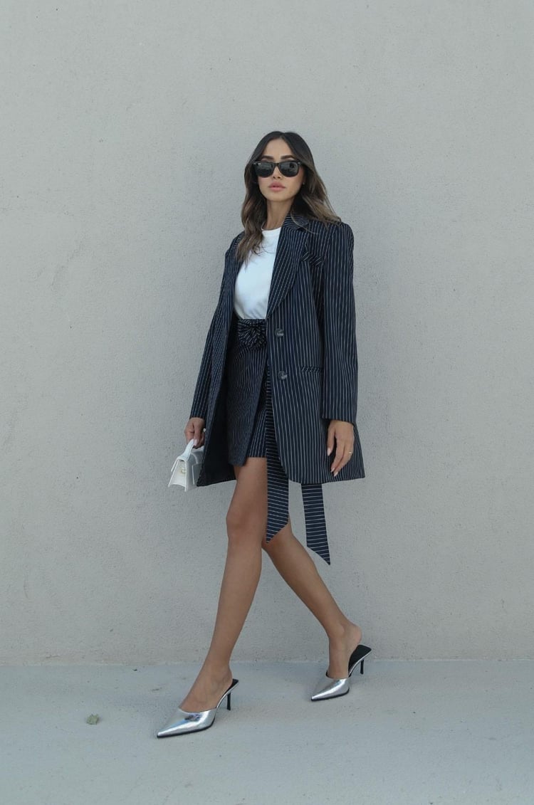 Lacivert Çizgili Gül Detaylı Etek Blazer Takım