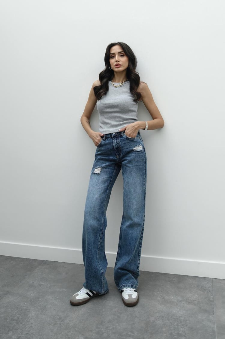 Mavi Yırtık Detaylı Straight Jean
