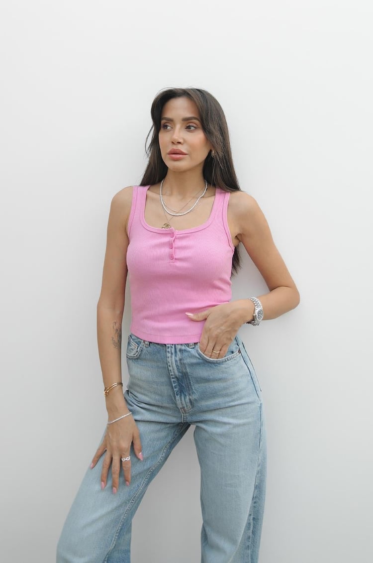 Pembe Lilly Atlet