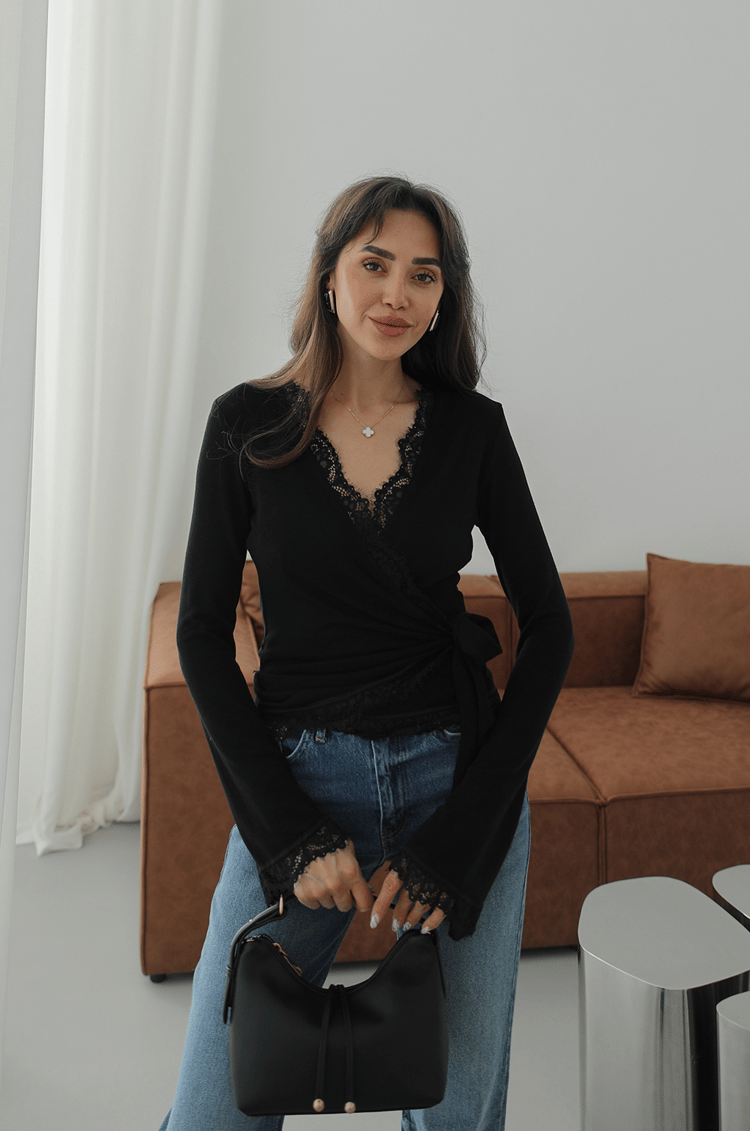 Siyah Bağlama ve Dantel Detaylı Bluz