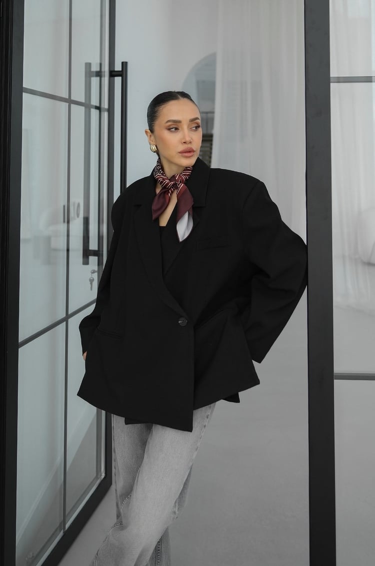 Siyah Derin Yırtmaç Detaylı Blazer Ceket