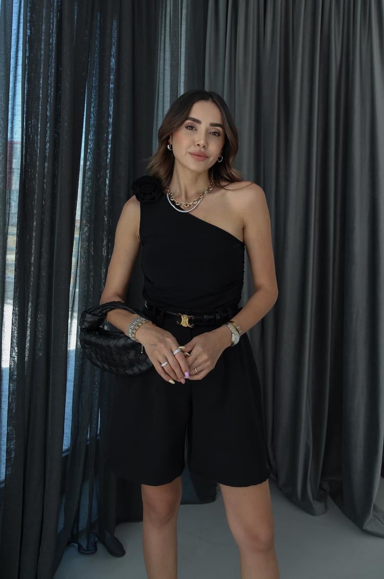 Siyah Gül Broş Detaylı Bluz
