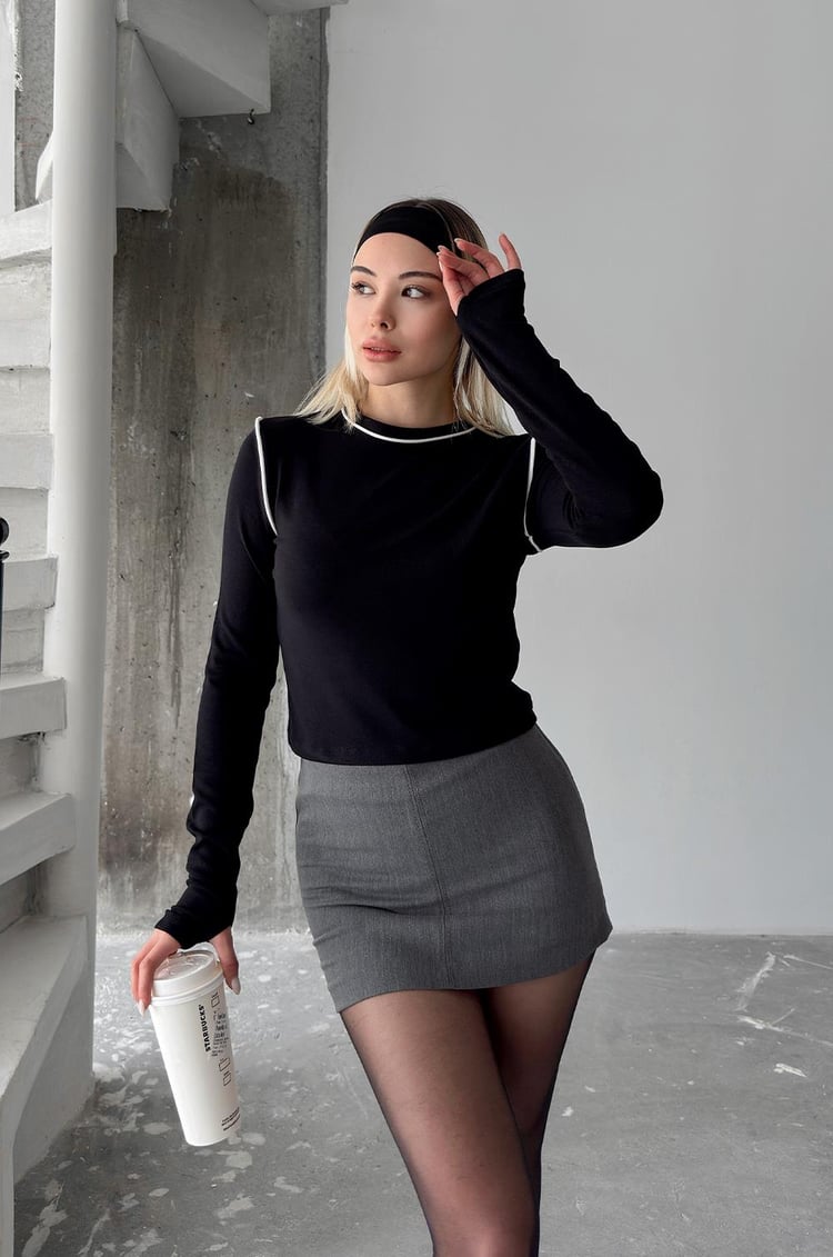 Siyah Şerit Detaylı Parmak Geçmeli Bluz