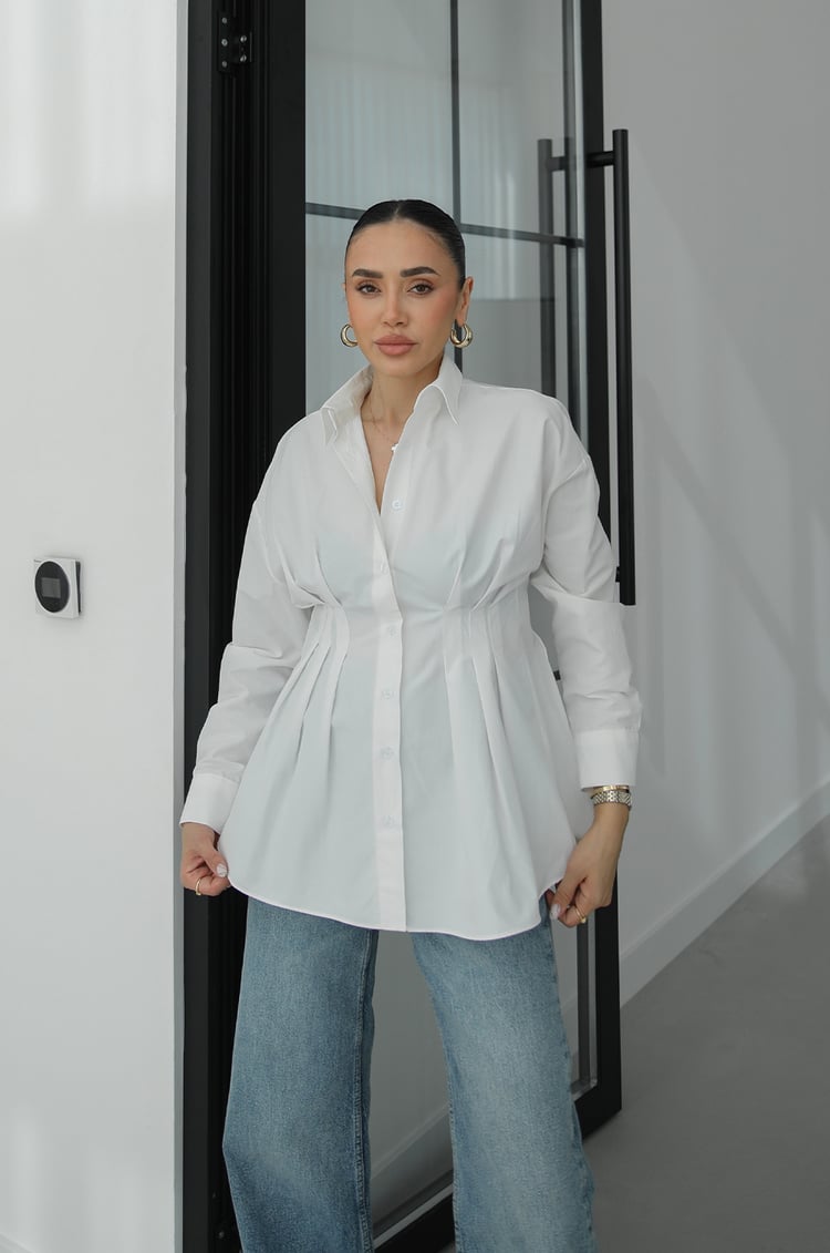 Beyaz Belden Oturtmalı Gömlek