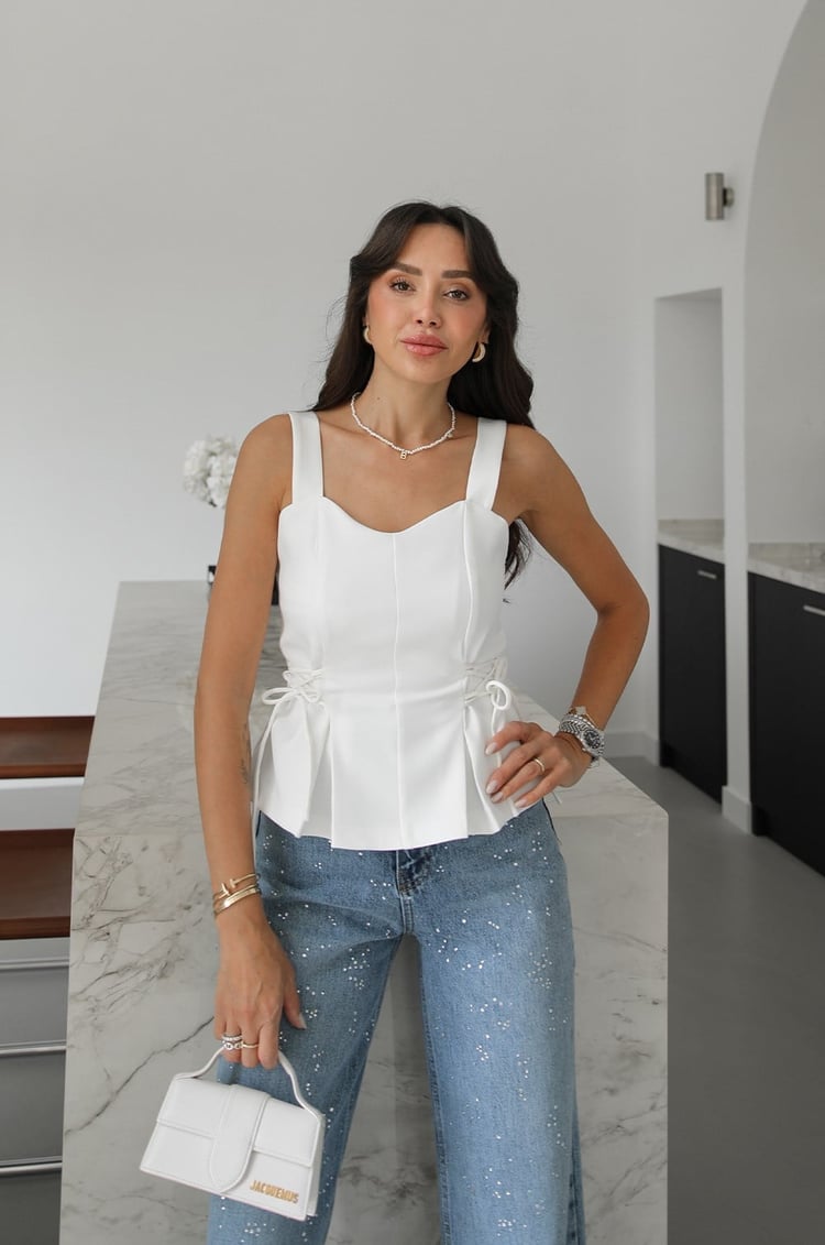 Beyaz Çapraz Bağcıklı Askılı Bluz