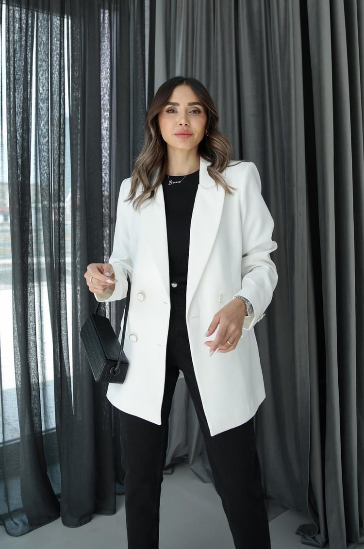 Beyaz Dört Düğmeli Blazer Ceket