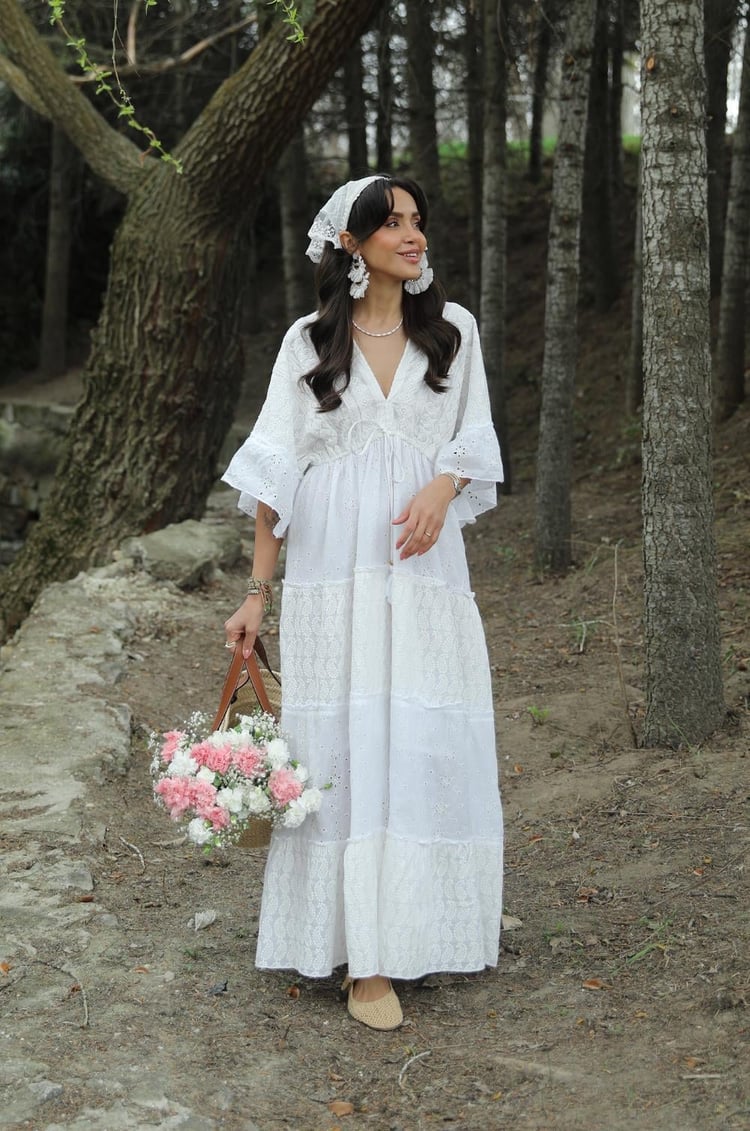 Ekru V Yaka Dantel Detaylı Maxi Elbise