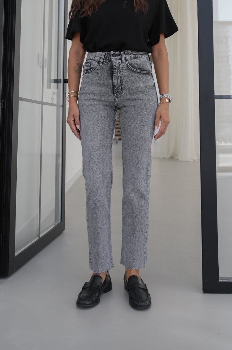 Gri Yıkamalı Boy Fit Kesik Paça Jean