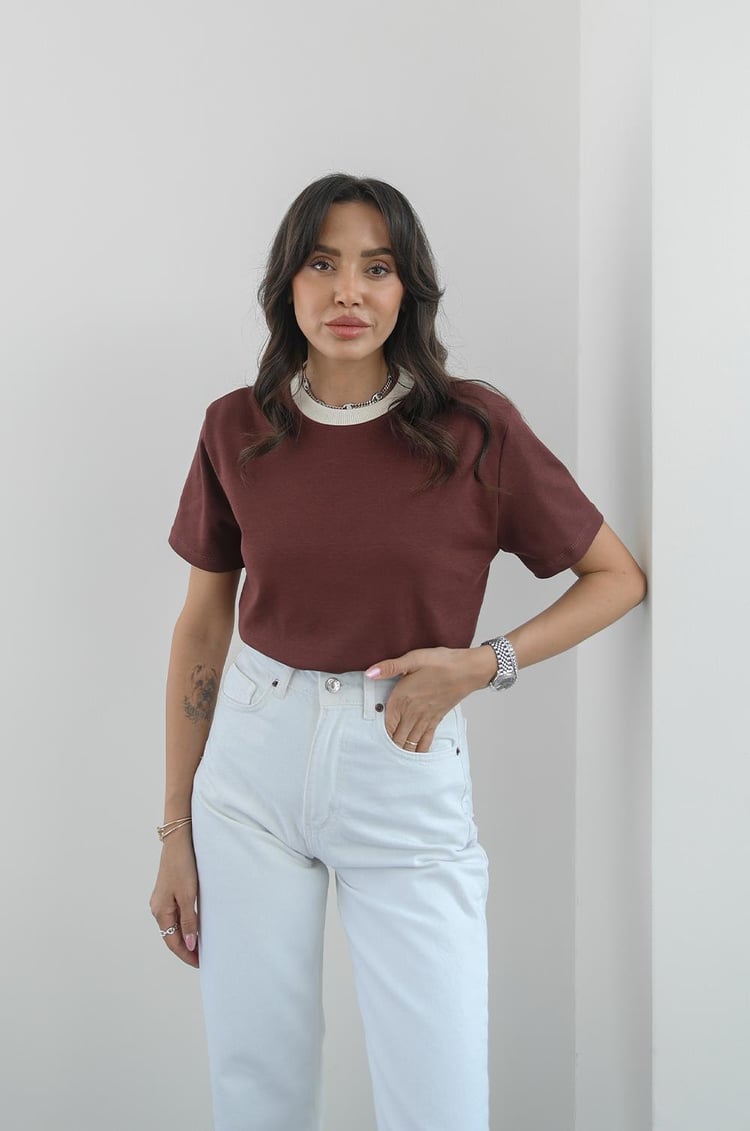 Kahverengi Yakası Biyeli Pamuklu Tişört