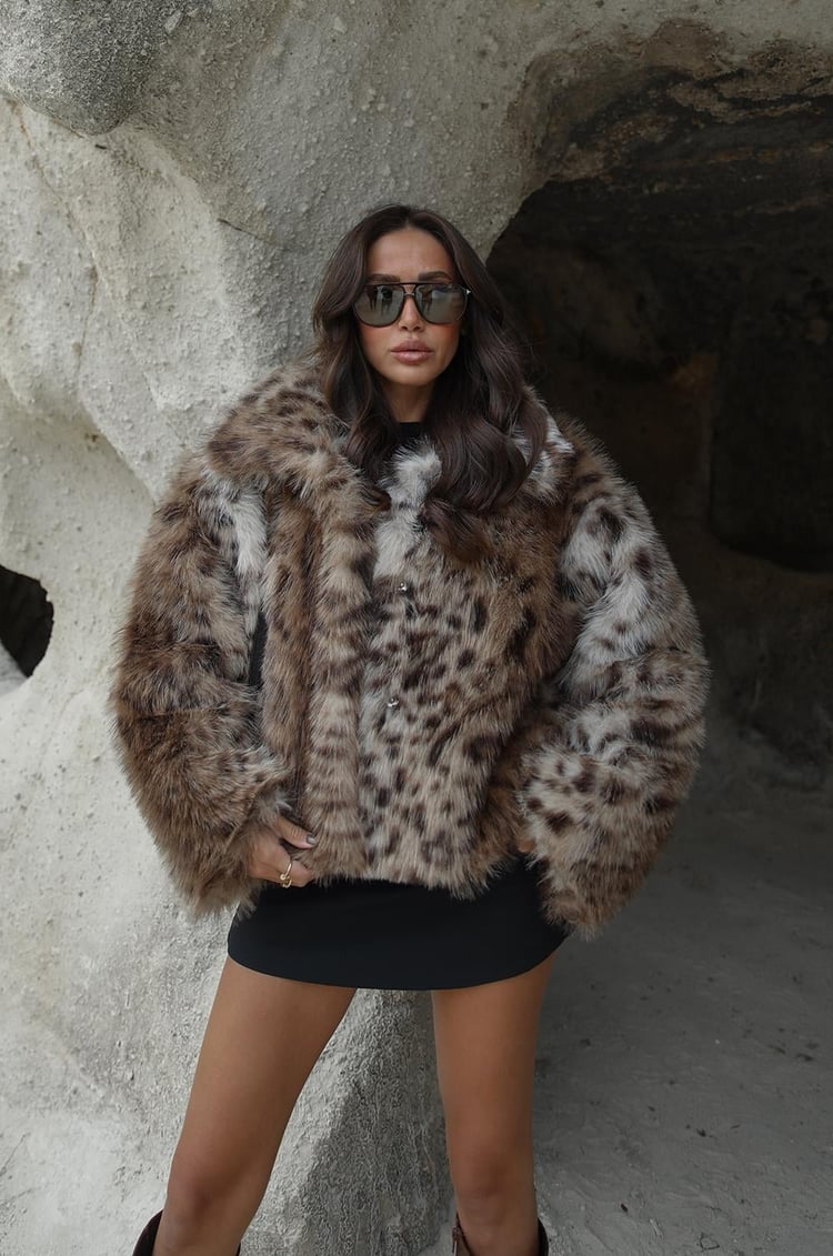 Leopar Desenli Katlı Yakalı Kürk