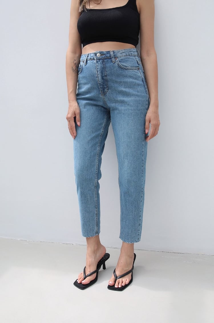 Mavi Yıkamalı Kesik Paça Mom Jean