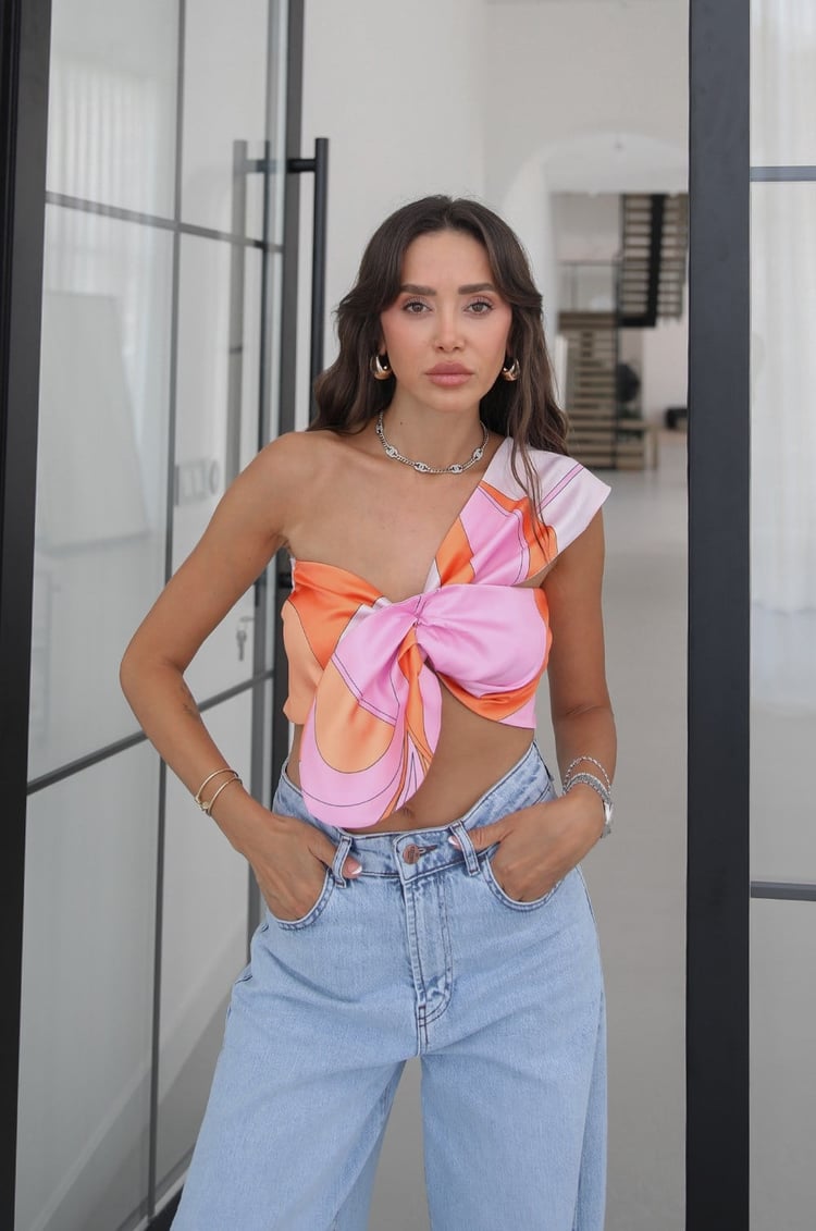 Pembe Tek Omuz Fiyonk Detaylı Saten Bluz