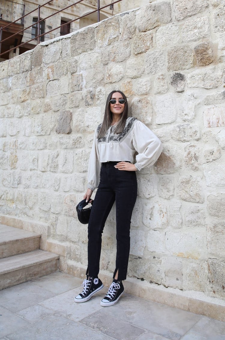 Siyah Dikiş Detaylı Önü Yırtmaçlı Jean
