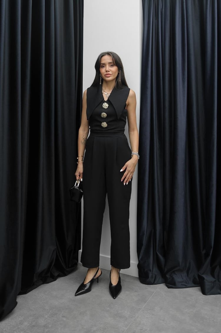 Siyah Katlı Yakalı Gold Düğmeli Tulum